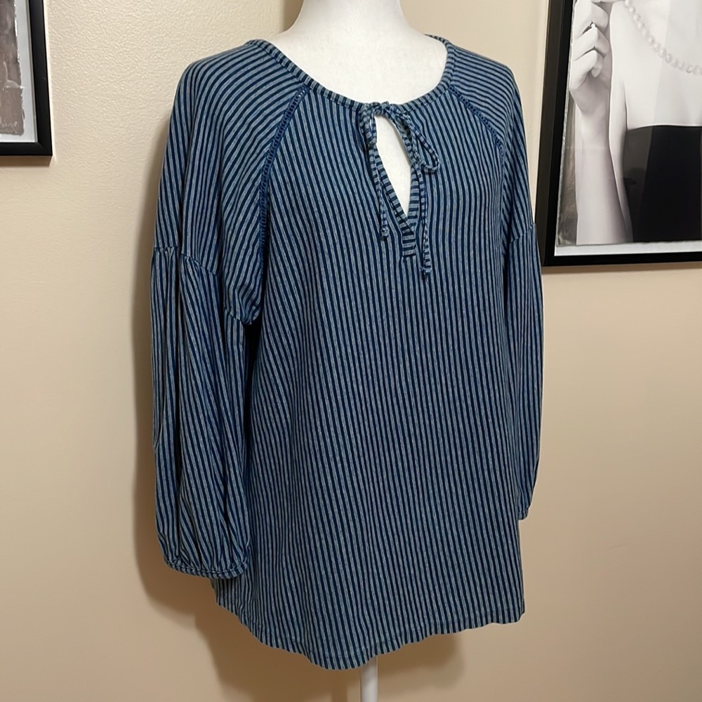 Universal Thread Striped Top - Picture 2 of 7